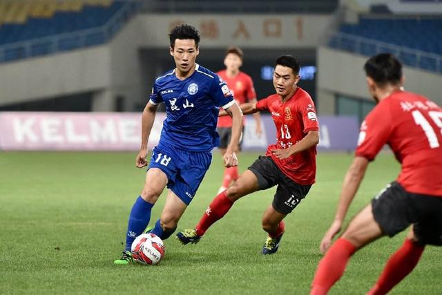 巴神时隔1701天重返意甲 球迷想要球衣巴神脱球裤