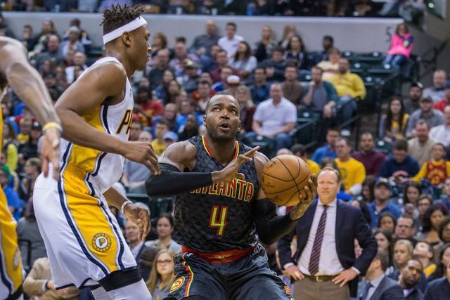 文班亚马观战巴黎4比2曼城 获赠印马刺字样球衣